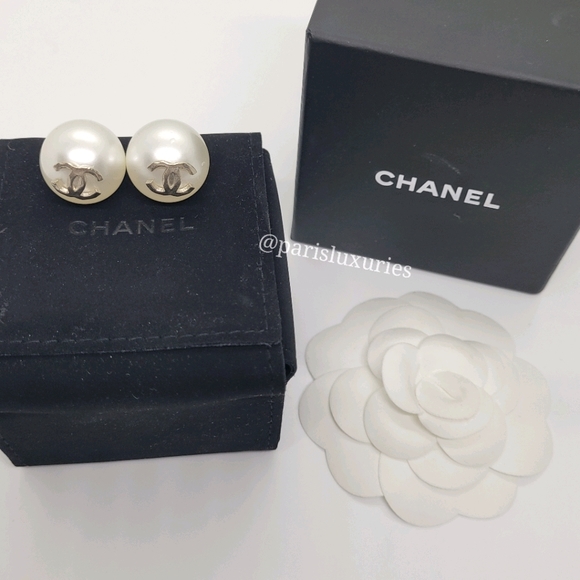 🚫SOLD🚫 CHANEL Jumbo Large Pearls CC Gold Pierced - Picture 2 of 8